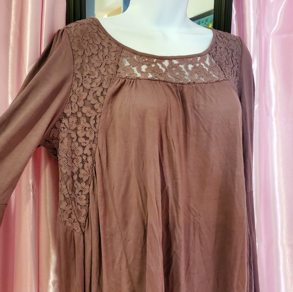 Bell sleeve lace tunic - Picture 3 of 10